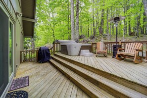 Deck | Hot Tub | Gas Grill