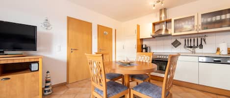 offener Wohn-, Essbereich mit Balkon