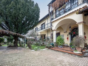 Residential Area, House, Home, Balcony, Hacienda, Estate, Porch, Mansion, Courtyard, Yard