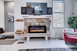 Cozy Fireplace & Smart TV 🔥📺
Unwind by the warm electric fireplace while streaming your favorite shows on the Smart TV. The perfect spot to relax after a day of adventure! ❄️🏡