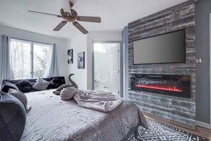 Cozy Retreat with Fireplace & Ensuite 🔥🛏️
Relax in this inviting bedroom featuring a plush bed, modern electric fireplace, and a private ensuite bathroom. Perfect for unwinding after a day of adventure! ❄️✨
