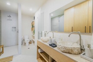 Amplio, cómodo y elegante baño con acabado en chukum.