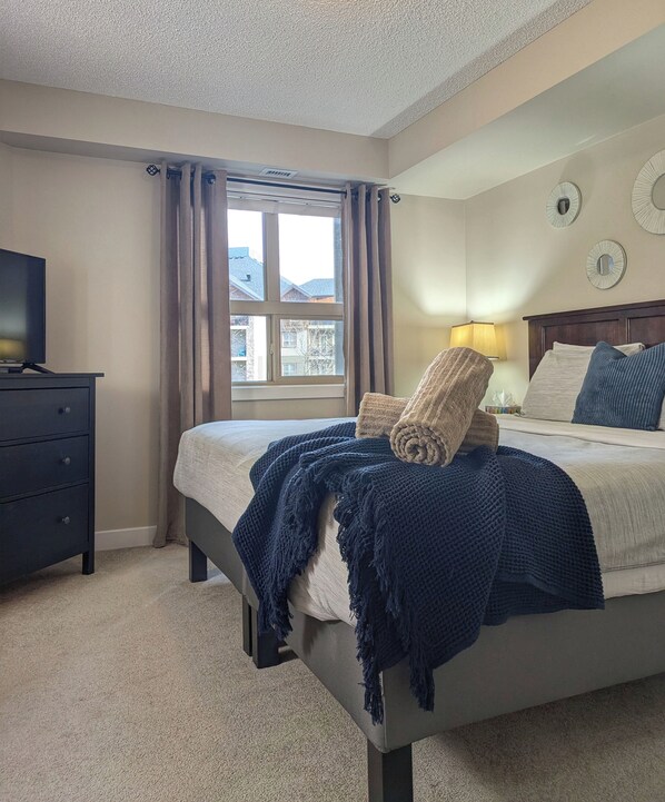 Primary bedroom with king bed, en-suite bathroom and walk-in closet.