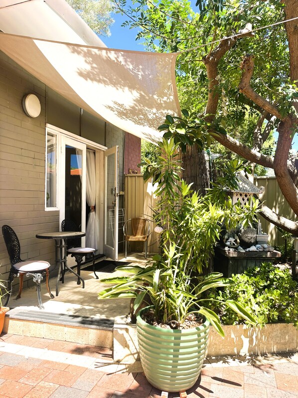 Garden Guest Suite Studio
Fully Self Contained at the rear of the main home
No shared areas, private & quiet