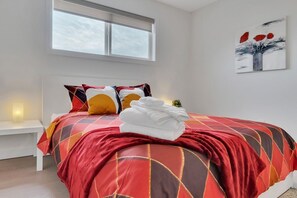 Bedroom 1: 1 queen bed