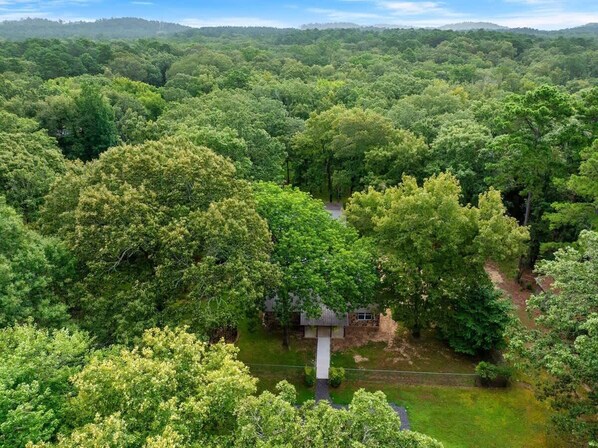 Welcome to Quaint Hideaway! This cozy retreat can accommodate up to 6 guests comfortably.