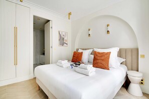 Chambre avec lit double et salle de bain