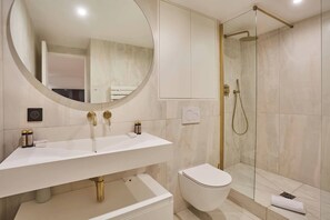 salle de bain N2 avec toilette