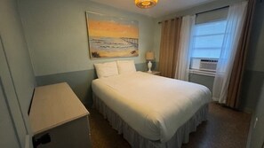 Bedroom - 1 Queen Bed