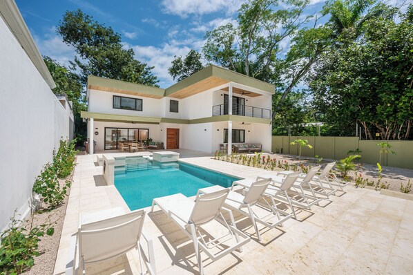Luxury New Modern 4BR, 5.5 Bathroom Villa w/Private Saltwater pool and more!