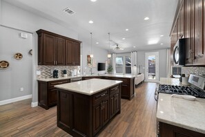 Whip up delicious meals in this fully equipped kitchen. 👩‍🍳🔥