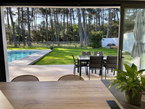 Cuisine ouverte donnant sur la terrasse