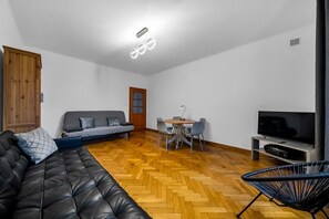 Living room with Two Sofa Beds, Dining Tabel and Smart TV | Book Now with RENTUJEMY.COM