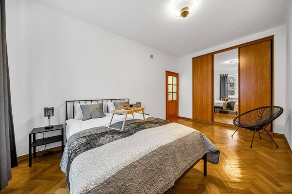 Bedroom with Queen Bed | Book Now with RENTUJEMY.COM