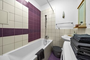 Bathroom with Bathtub | Book Now with RENTUJEMY.COM