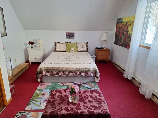 Big room second floor, queen bed -  Grande chambre deuxième plancher - lit queen