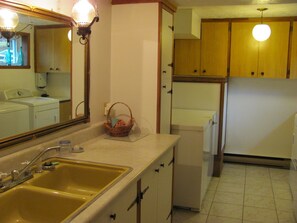 Laundry room - Shower, toilet, sink - basement - Salle de lavage - Sous sol - Do