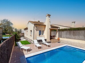 Schönes Haus 600m vom Sandstrand mit privatem Pool, Sonnenliegen und Garten und Terrassen rundherum.