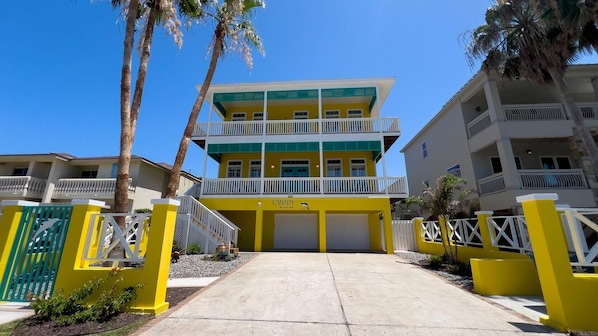 Building, Neighborhood, City, House, Hotel