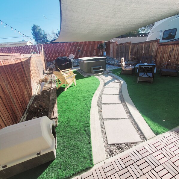 Outdoor spa tub