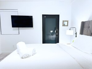Room 5 - King Bed with Full Kitchen and Bathroom (Studio)