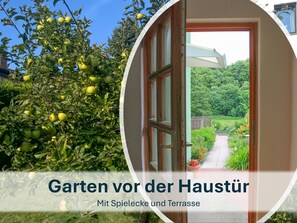 Garten vor der Haustür, mit Spielecke und Terrasse