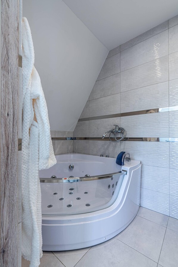 Private spa tub