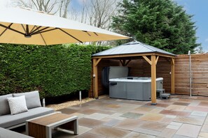 The covered hot tub at Oxwich Retreat, Gower