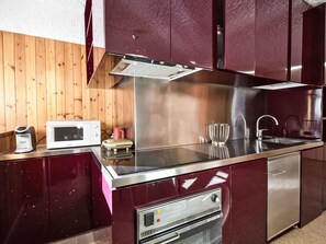 Küchengerät, Küche, Major Appliance, Countertop, Cabinetry, Decke, Zapfhahn, Sinken, Holzbeize, Haushaltsgerät
