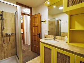 Flooring, Wand, Interior Design, Bad Sink, Armatur, Fussboden, Holz, Badezimmerschrank, Gelb, Badezimmer