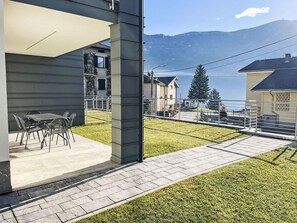 Shade, Balcony, Porch, Handrail, Walkway, Fence, Courtyard