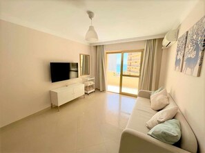 Communal lounge/ TV room,TV and multimedia,Sea view