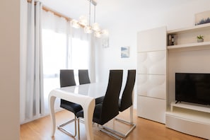 Communal lounge/ TV room,TV and multimedia,Dining area