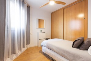 Bed,Photo of the whole room