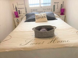 Bed,Photo of the whole room