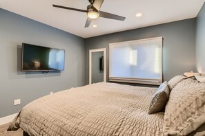 Luxury comfort KING bed on the 1st floor with Smart TV & Walk in closet