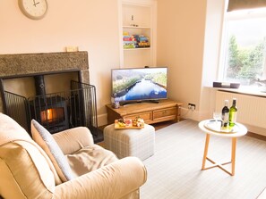 The Schoolhouse Laggan - Cozy Lounge with Fireplace