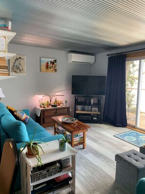 Living room (Apr 2025).