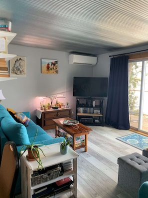 Living room (Apr 2025).