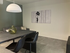 LIVING ROOM WITH TV
