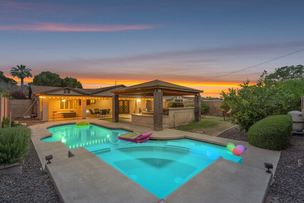 BEST BACKYARD IN PHOENIX!! BISTRO LIGHTS, AMAZING POOL & MORE’
