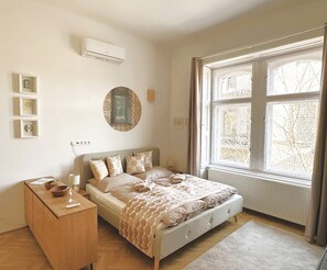 Living/bedroom with king-size bed (180 x 200 cm)