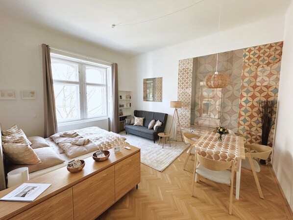 Living/bedroom with king-size bed (180 x 200 cm), couch and dining area for up to six people (1)