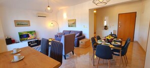 Living/dining area