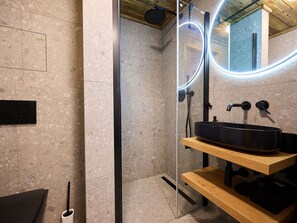 Interior Design, Beleuchtung, Flooring, Armatur, Light Fixture, Installation, Fliese, Badezimmer, Spiegel, Decke