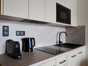 Küchengerät, Countertop, Küche, Interior Design, Haushaltsgerät, Cabinetry, Flooring, Kleingeräte