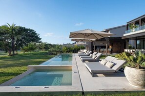 Infinity pool & jacuzzi