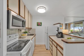 Hale Kai 110 kitchen 1