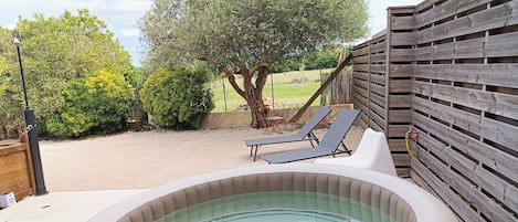 Outdoor spa tub