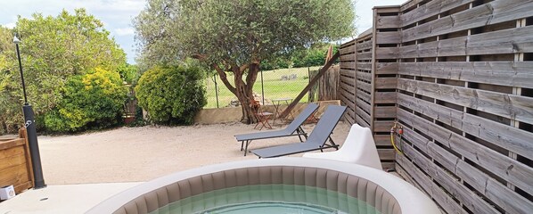 Outdoor spa tub